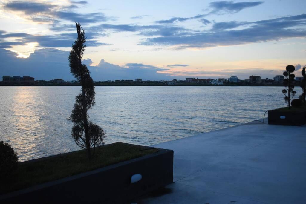Apartment By The Lake With A View Mamaia Exterior foto